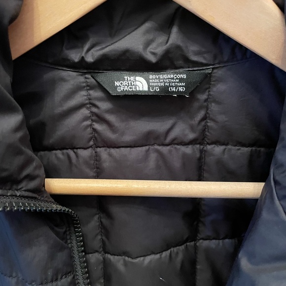 Boys’ Northface lightweight down jacket - Picture 2 of 5